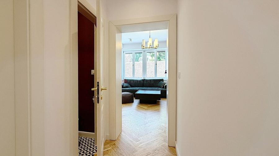 Apartament cu 3 camere semidecomandat, mobilat în Central