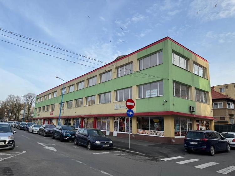 Spațiu comercial, de 900 mp, în Tractorul