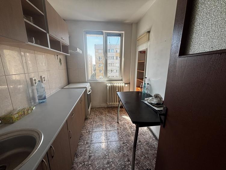 Apartament cu 3 camere semidecomandat în Obor