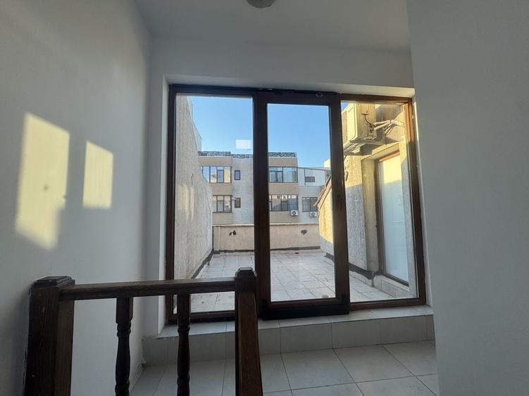 Apartament cu 3 camere, mobilat în Central