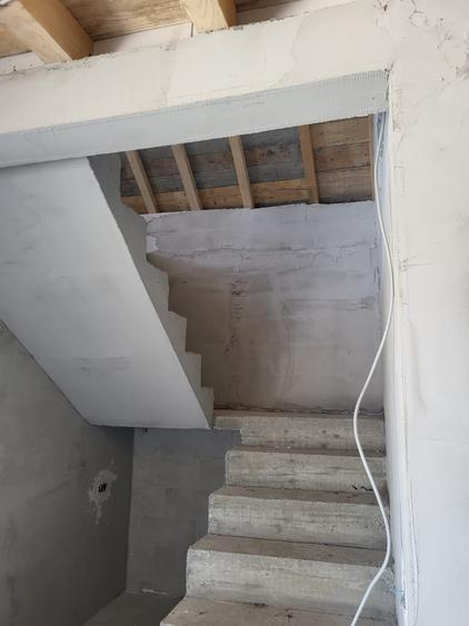 Casă cu 6 camere cu Teren 230 Mp în Lumina