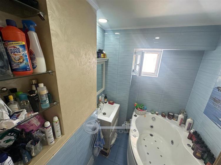 Apartament cu 4 camere decomandat în Nicolina