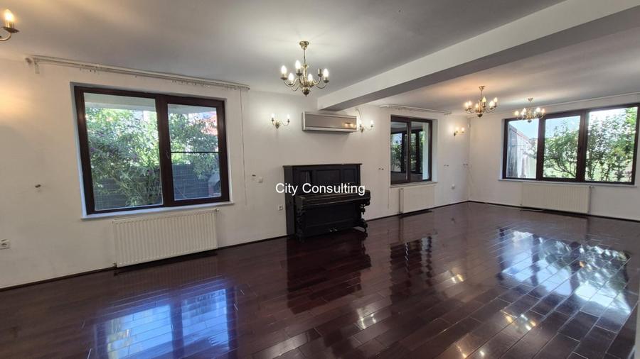 Casă cu 6 camere cu Teren 300 Mp în Pipera