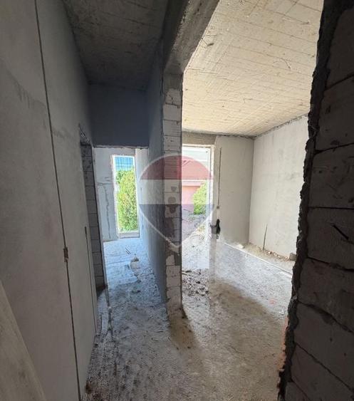 Casă individuală cu 5 camere cu Teren 230 Mp în Central
