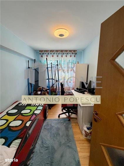 Apartament cu 4 camere decomandat în Republicii
