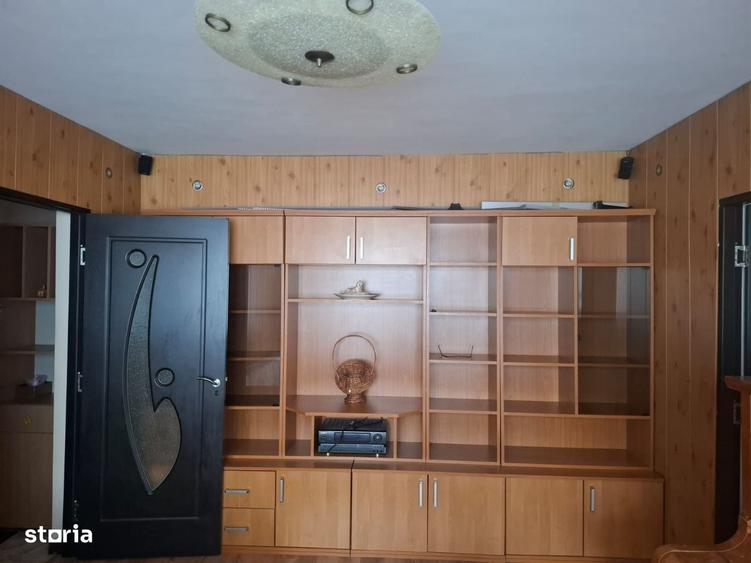 Apartament cu 3 camere semidecomandat în Podul de Piatră