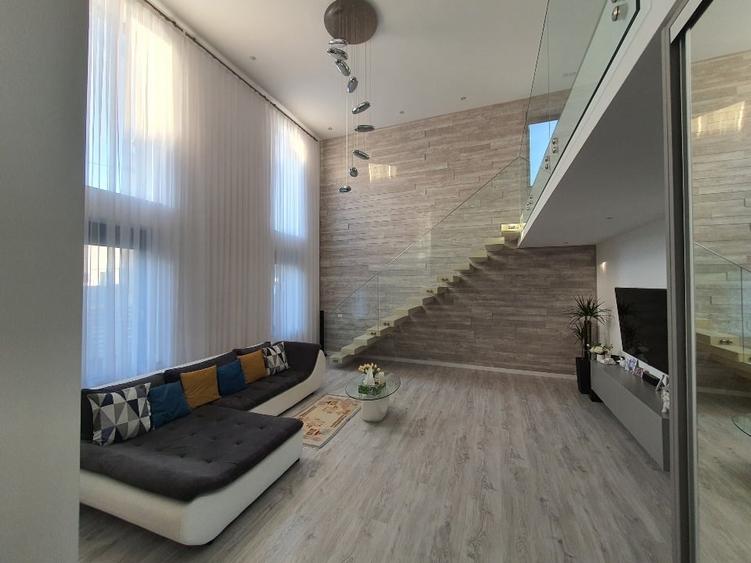 Duplex cu 4 camere cu Canalizare în Central