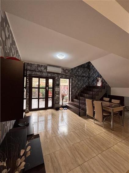 Casă cu 8 camere cu Teren 200 Mp în Exterior Nord