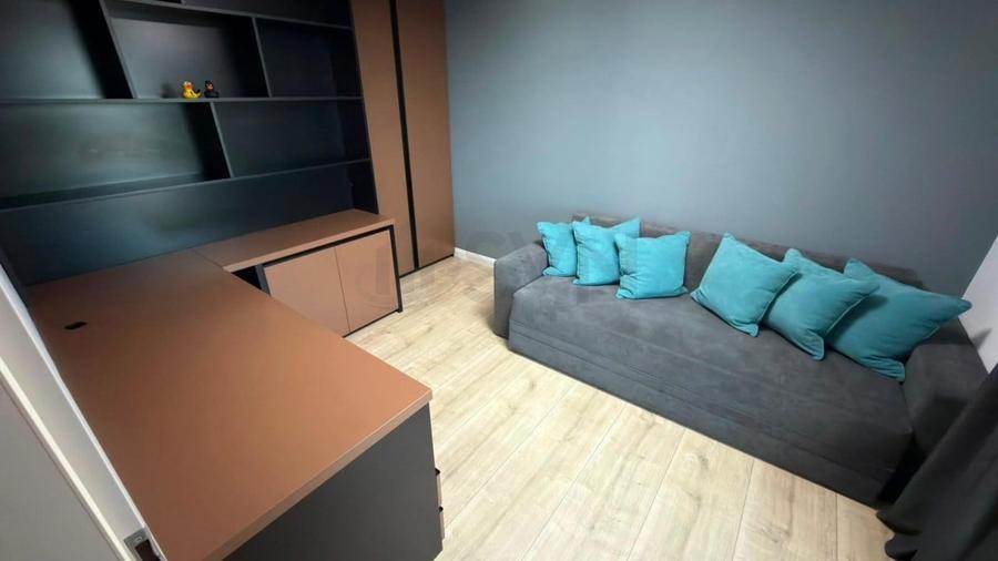 Apartament cu 3 camere semidecomandat, mobilat în Sisești