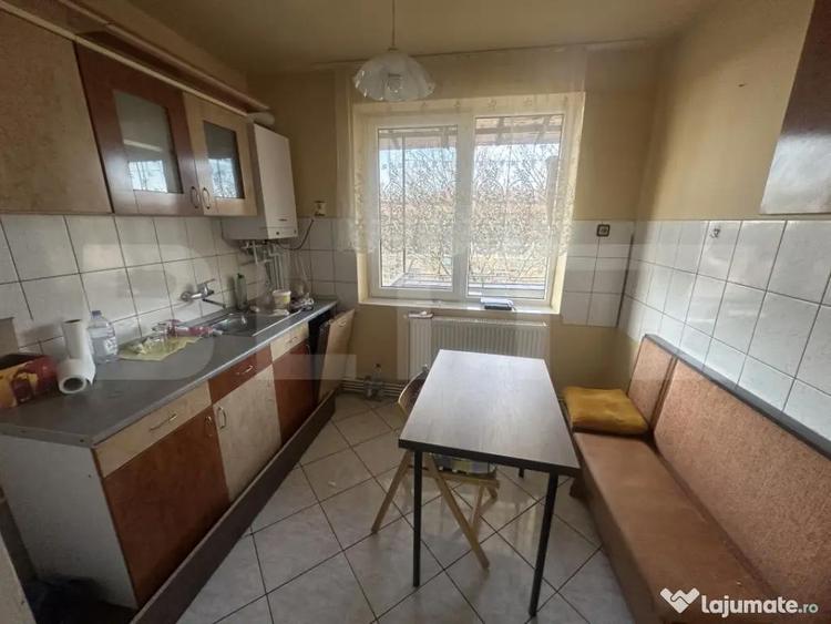 Apartament cu 3 camere semidecomandat în Careiului