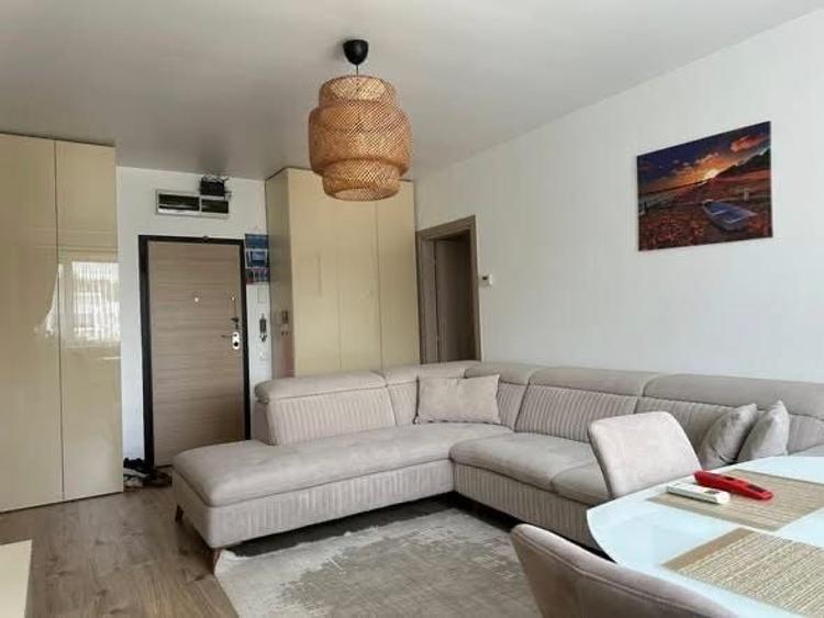 Apartament cu 3 camere decomandat în Est