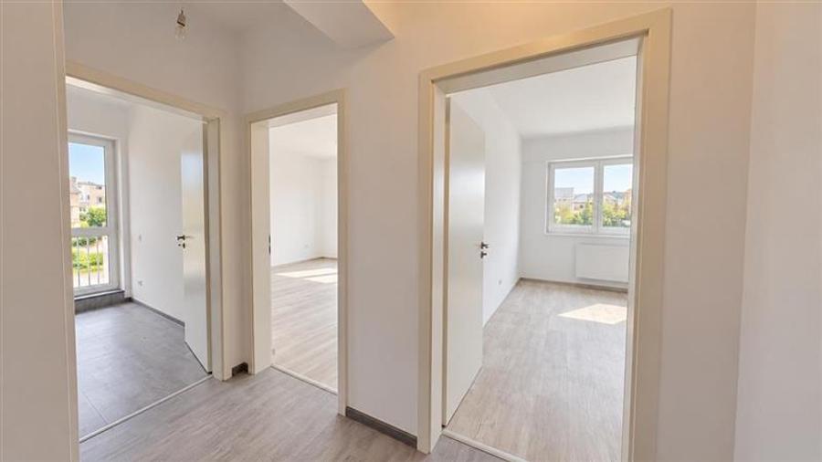 Apartament cu 2 camere decomandat în Tractorul