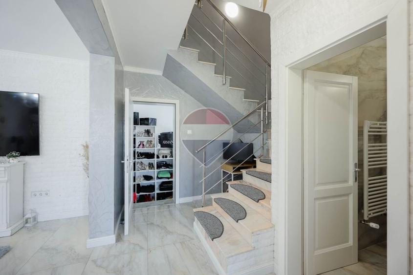 Casă individuală cu 4 camere cu Teren 250 Mp în Paleu
