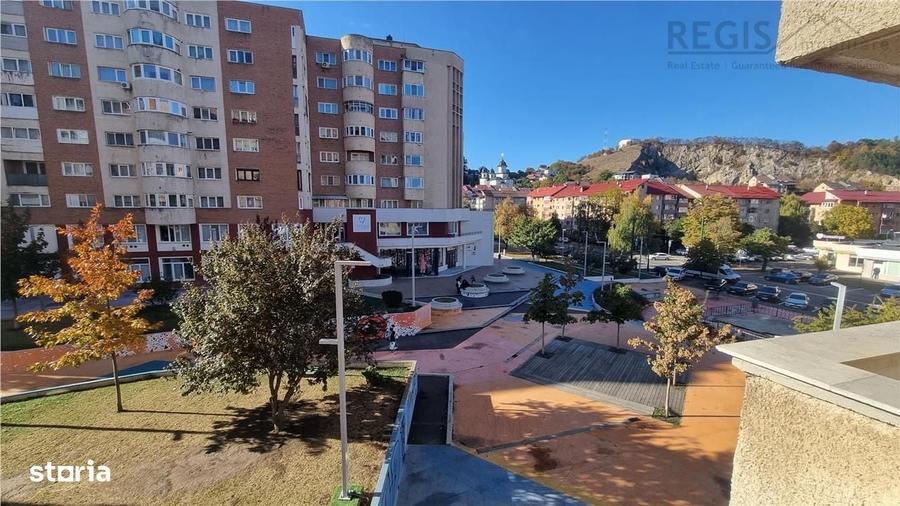 Apartament cu 3 camere decomandat, mobilat în Răcădău