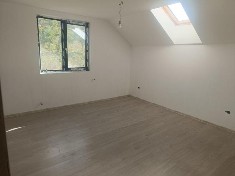 Casă cu 4 camere în Ipotești