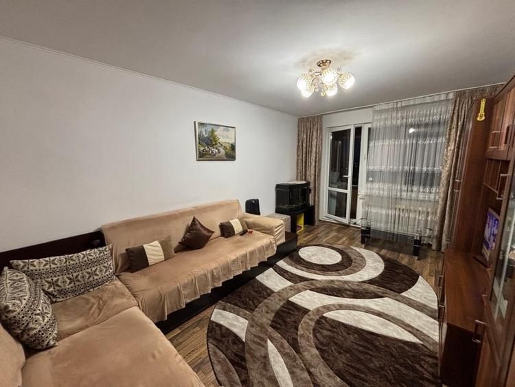 Apartament cu 3 camere decomandat, mobilat în Berceni