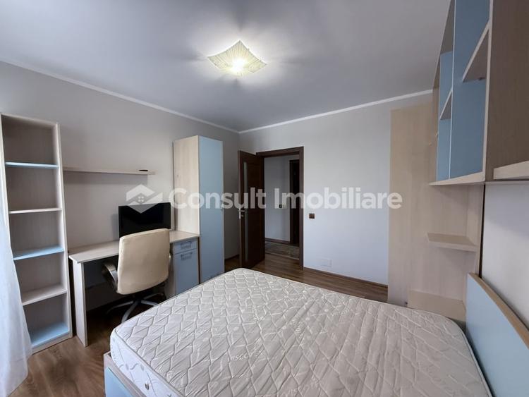 Apartament cu 3 camere semidecomandat, mobilat în Central