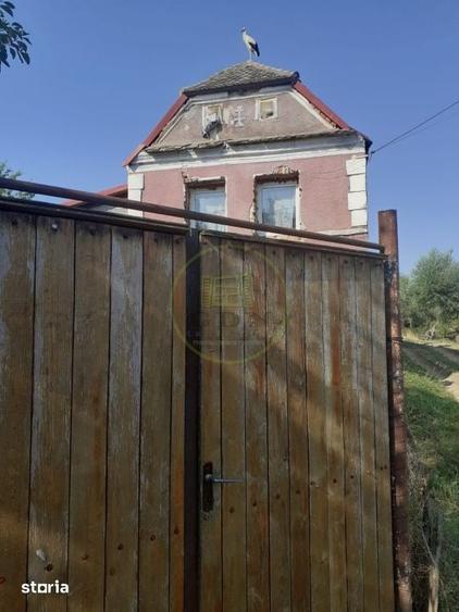 Casă cu 4 camere cu Teren 2750 Mp în Văleni