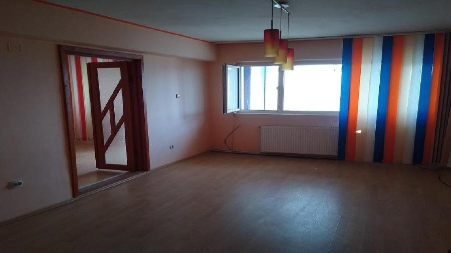 Apartament cu 3 camere decomandat în Micro 3