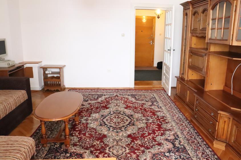 Apartament cu 3 camere semidecomandat, mobilat în Favorit