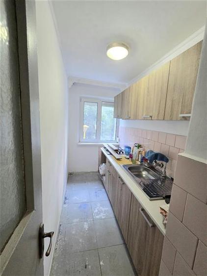 Apartament cu 3 camere semidecomandat în Groapa