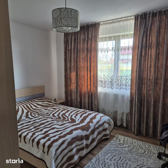 Casă cu 5 camere cu Teren 5000 Mp în Vidra