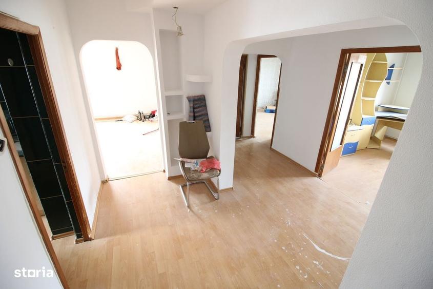 Apartament cu 4 camere decomandat în Micro 17