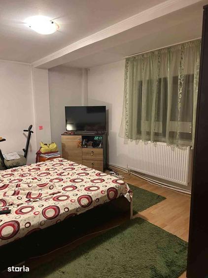 Casă cu 7 camere cu Teren 200 Mp în Central