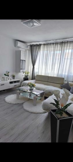 Apartament cu 3 camere semidecomandat în Spitalul Județean