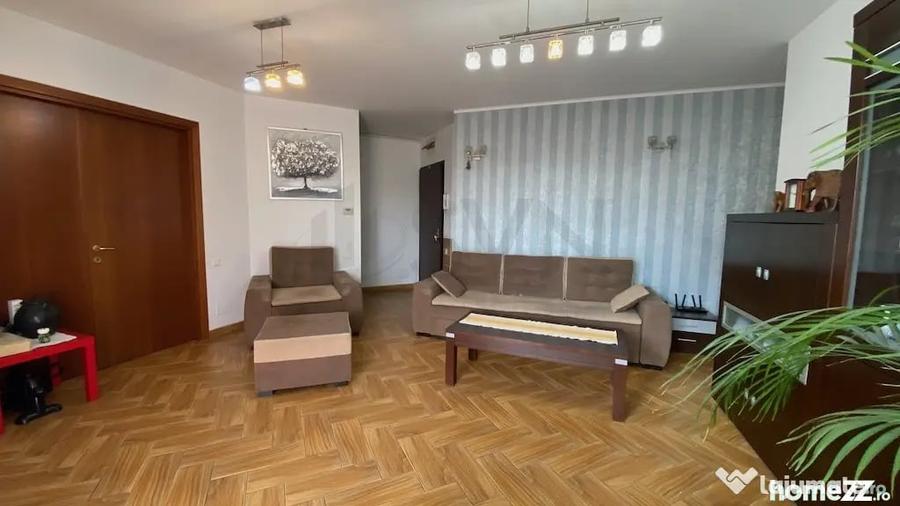 Apartament cu 3 camere semidecomandat în Sud