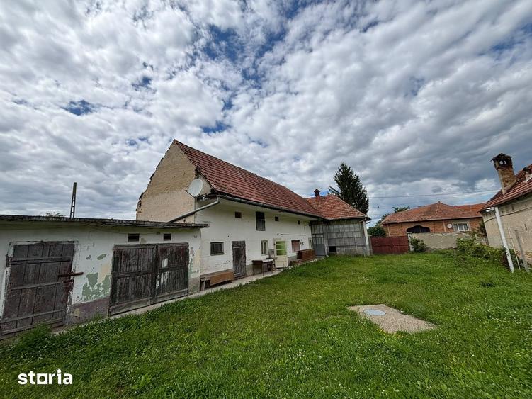 Casă cu 4 camere decomandat cu Teren 2747 Mp în Mândra