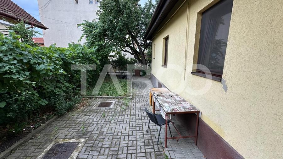 Casă individuală cu 8 camere cu Canalizare în Calea Poplăcii