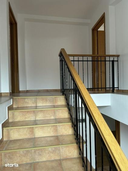 Casă cu 8 camere cu Teren 250 Mp în Tei