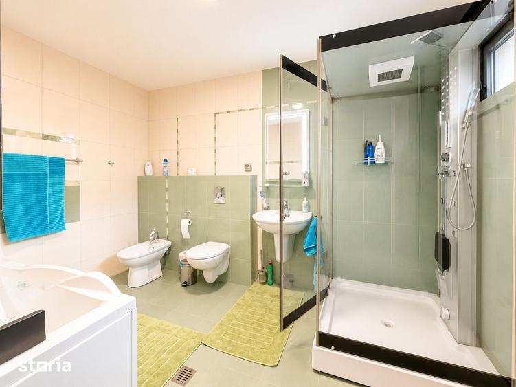 Casă cu 8 camere cu Teren 750 Mp în Central