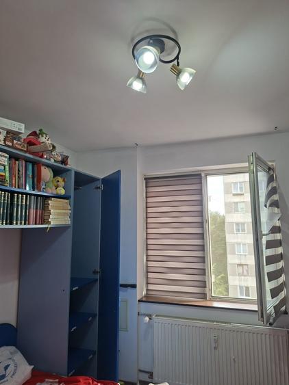 Apartament cu 3 camere semidecomandat în Rahova