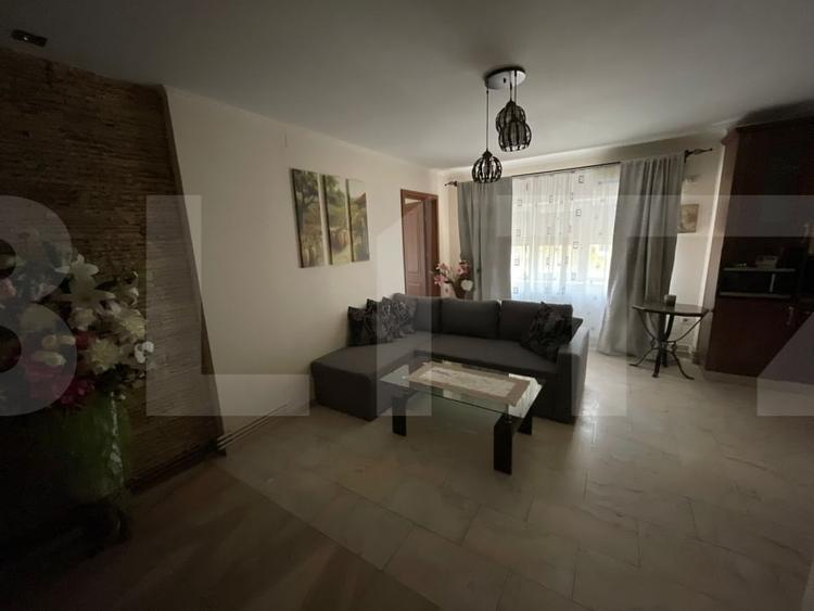 Apartament cu 4 camere decomandat, mobilat în Girocului