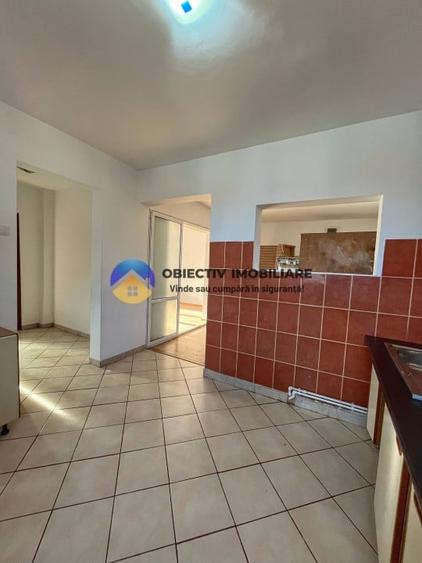 Apartament cu 3 camere semidecomandat în Mărăței