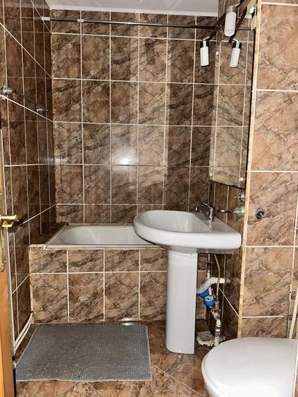 Apartament cu 3 camere semidecomandat, mobilat în Cetate