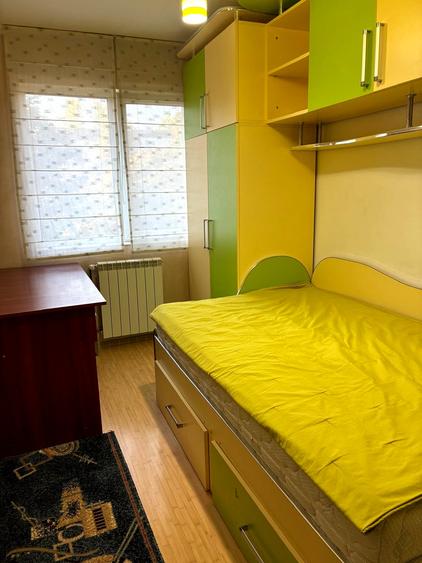 Apartament cu 3 camere semidecomandat, mobilat în Podu Roș