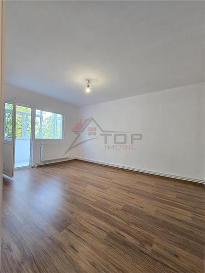 Apartament cu 4 camere decomandat în Dacia