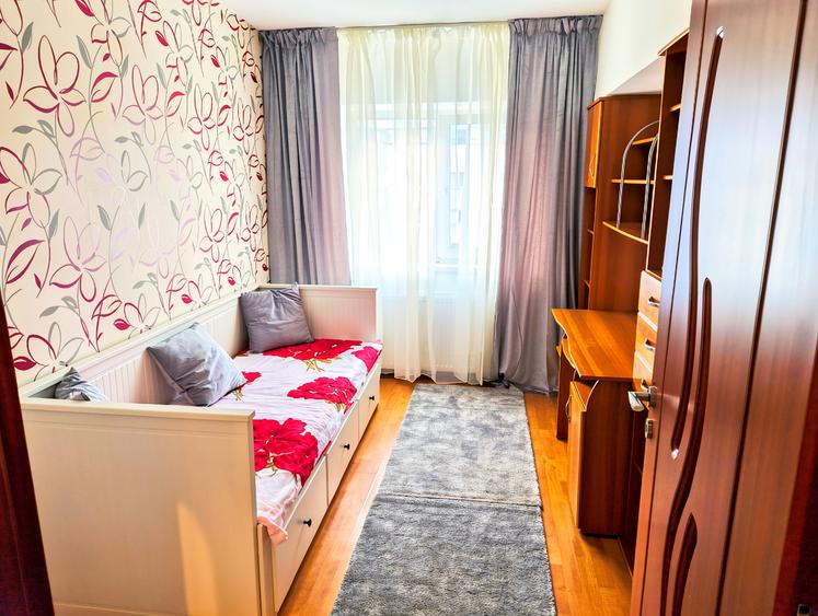 Apartament cu 3 camere decomandat în Lujerului