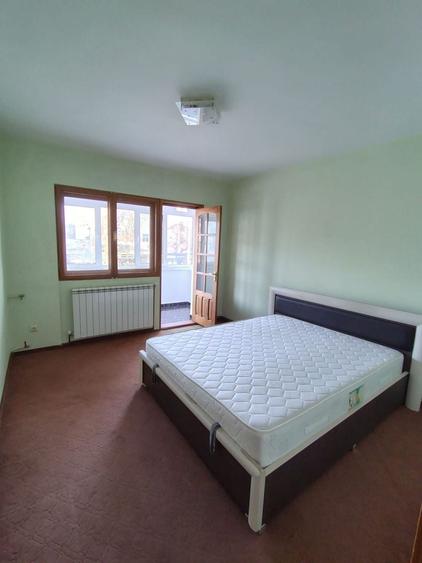 Apartament cu 3 camere semidecomandat, mobilat în Podu Roș