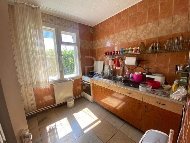 Casă individuală cu 8 camere cu Canalizare în Iris