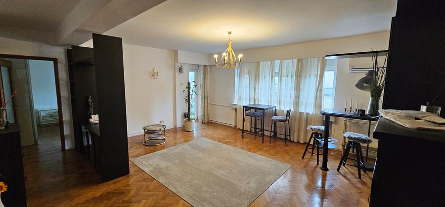Apartament cu 3 camere semidecomandat, mobilat în Capitale