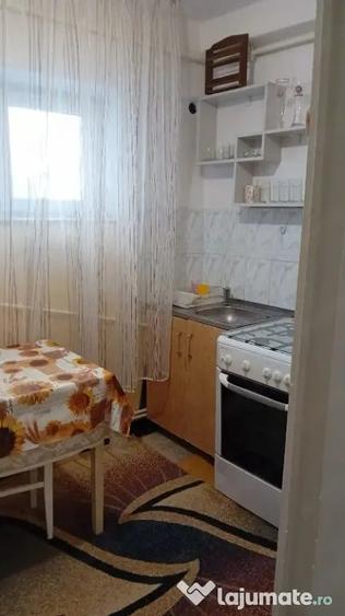 Apartament cu 3 camere semidecomandat în George Enescu