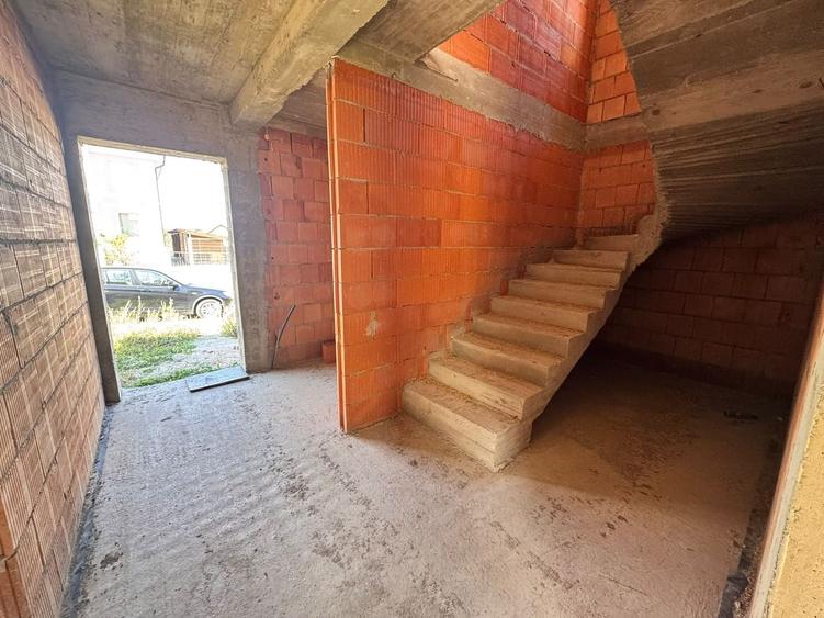 Casă individuală cu 4 camere cu Canalizare în Șura Mică