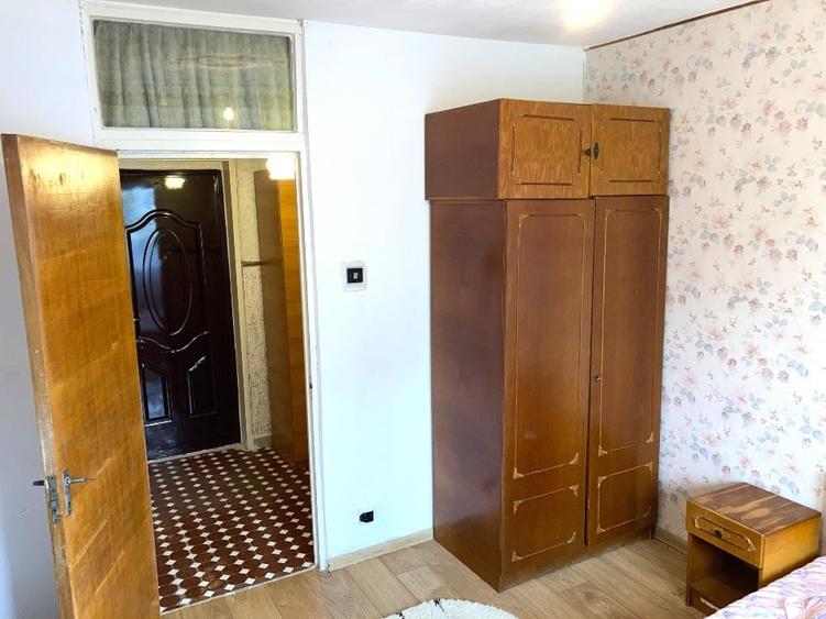 Apartament cu 3 camere semidecomandat în Rahova