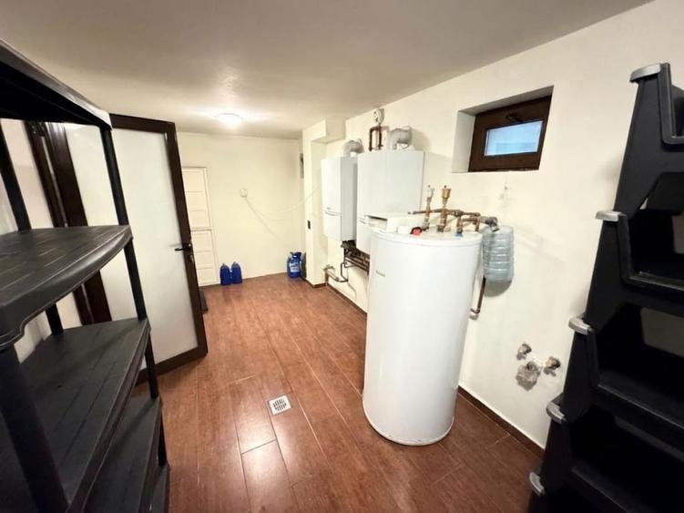 Casă individuală cu 6 camere cu Canalizare în Central