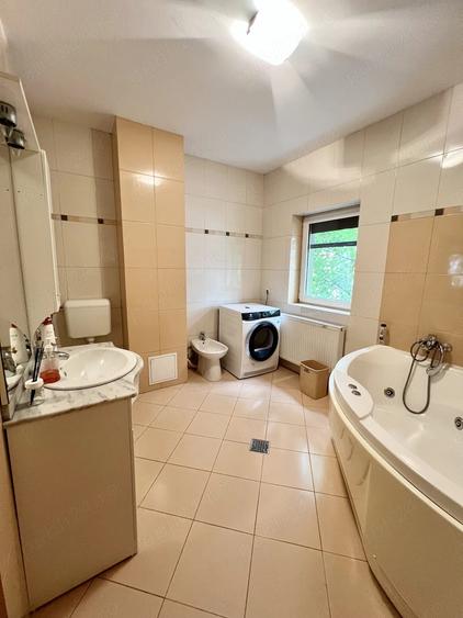 Apartament cu 4 camere decomandat în Central