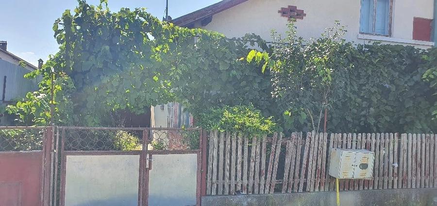 Casă cu 2 camere cu Teren 3000 Mp în Central